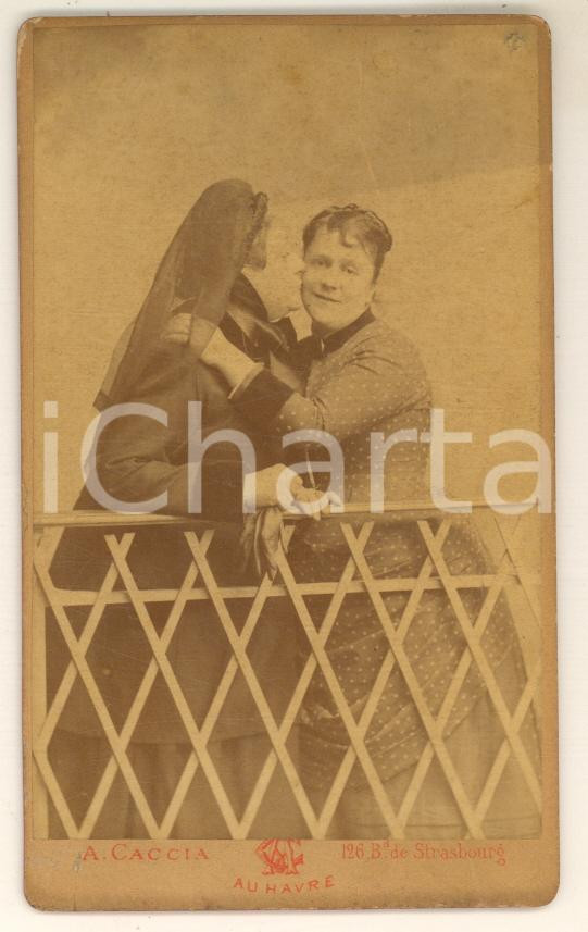 1870 ca LE HAVRE Anziana vedova bacia la figlia - Foto A. CACCIA RARA CDV Pregevole fotografia, originale d'epoca, su cartoncino rigido. FOTOGRAFO: Angelo Maria Alessio Caccia - 126 boulevard de Strasbourg, Le Havre FAIR/discreto lieve brunitura al lato superiore Formato: 6x10 cm originale e autentica 1