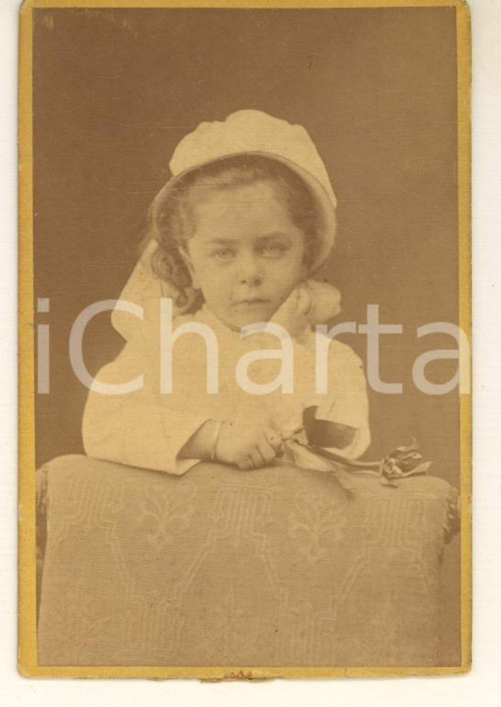 1870 ca LE HAVRE Bambina con una rosa - Ritratto *Foto A. CACCIA CDV Fotografia originale d'epoca, montata su cartoncino rigido. FOTOGRAFO: Angelo Maria Alessio Caccia - 126 boulevard de Strasbourg, Le Havre VERY POOR/gravemente danneggiato rifilata al margine inferiore Formato: 6x9 cm originale e autentica 1
