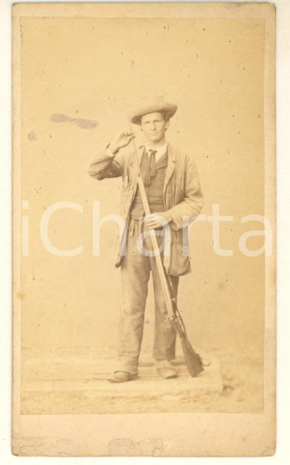 1870 ca MILANO Famiglia PECCHIO - Uomo in abito da caccia - Ritratto *Foto  CDV Fotografia originale d'epoca, montata su cartoncino morbido. Non è indicato il fotografo, ma è presente al verso il timbro con il nome della famiglia Pecchio e il suo motto latino “orior ex luce” ("nasco dalla luce"). POOR/danneggiato abrasioni al lato inferiore e lievi macchie Formato: 6x10 cm originale e autentica 1