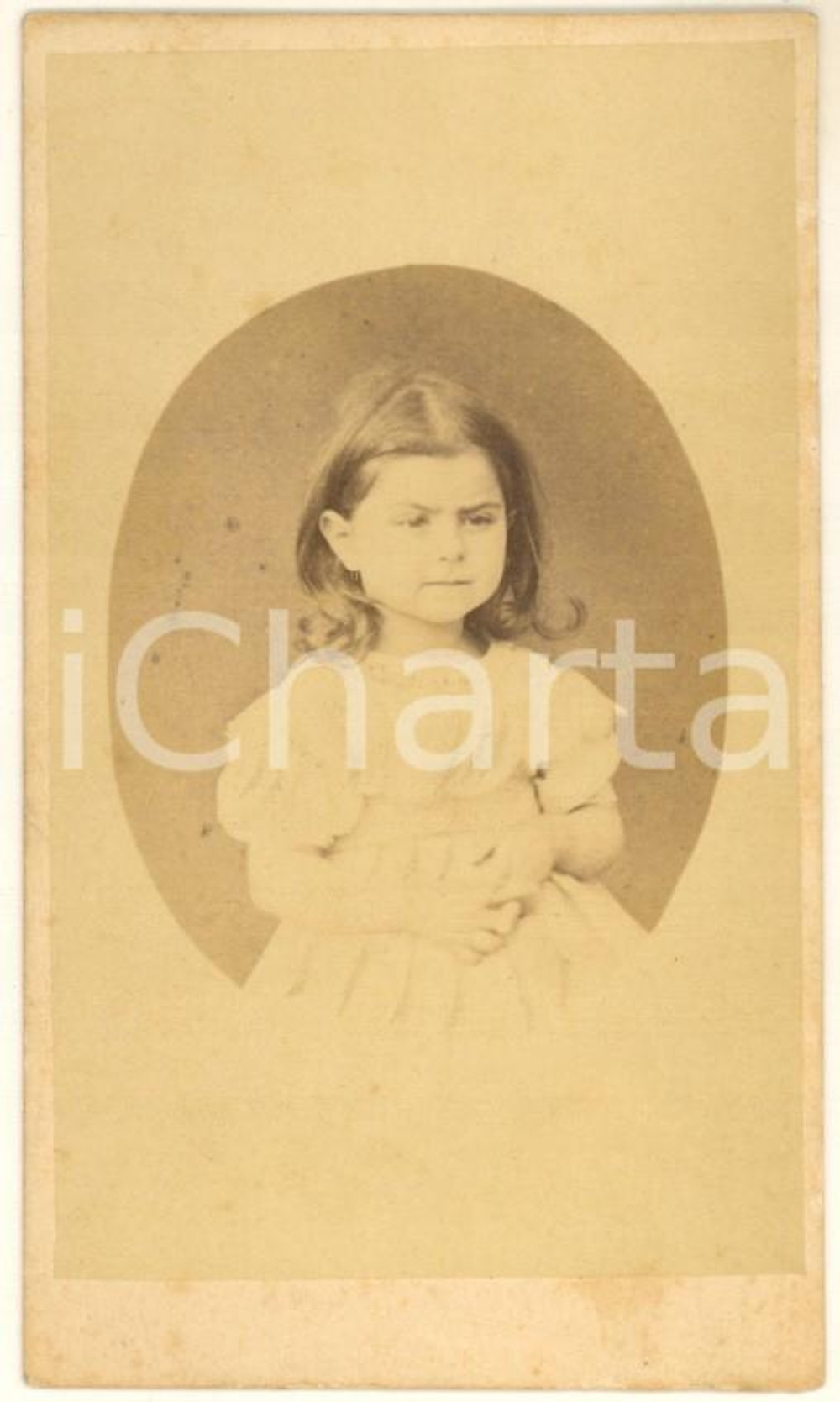 1870 ca MILANO Marta PECCHIO bambina - Ritratto *Fotografia CDV Fotografia originale d'epoca, montata su cartoncino morbido, che ritrae la figlia di Ernestina e Luigi Pecchio. Non è indicato il fotografo, ma è presente al verso il timbro con il nome della famiglia Pecchio e il suo motto latino “orior ex luce” ("nasco dalla luce"). GOOD/buono  Formato: 6x10 cm originale e autentica 1