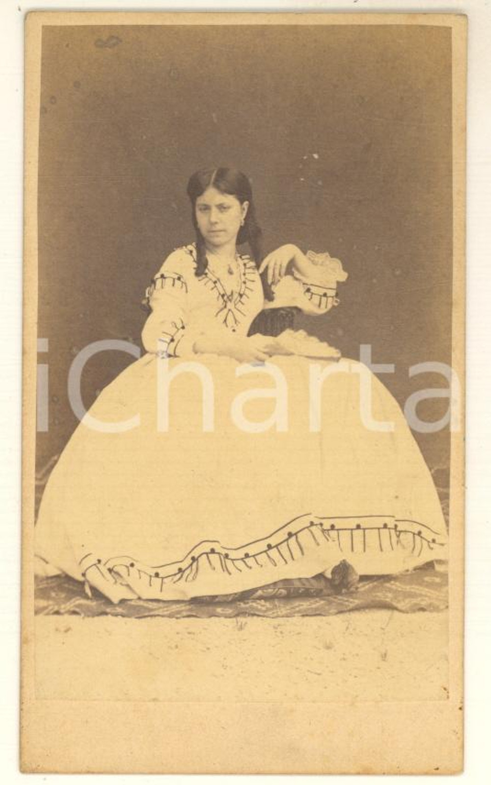 1870 ca MILANO Ernestina CORDA PECCHIO in abito bianco - Ritratto *Foto CDV 2 Fotografia originale d'epoca, montata su cartoncino morbido. Didascalia manoscritta al verso.Non è indicato il fotografo, ma è presente al verso il timbro con il nome della famiglia Pecchio e il suo motto latino “orior ex luce” ("nasco dalla luce"). GOOD/buono  Formato: 6x10 cm originale e autentica 1