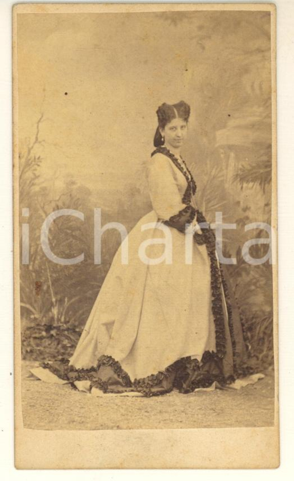 1870 ca MILANO Ernestina CORDA PECCHIO in abito bianco - Ritratto *Foto CDV (4) Fotografia originale d'epoca, montata su cartoncino morbido. Didascalia manoscritta al verso (errata e per questo barrata, è scritto "Contessa Litta").Non è indicato il fotografo, ma è presente al verso il timbro con il nome della famiglia Pecchio e il suo motto latino “orior ex luce” ("nasco dalla luce"). GOOD/buono  Formato: 6x10 cm originale e autentica 1