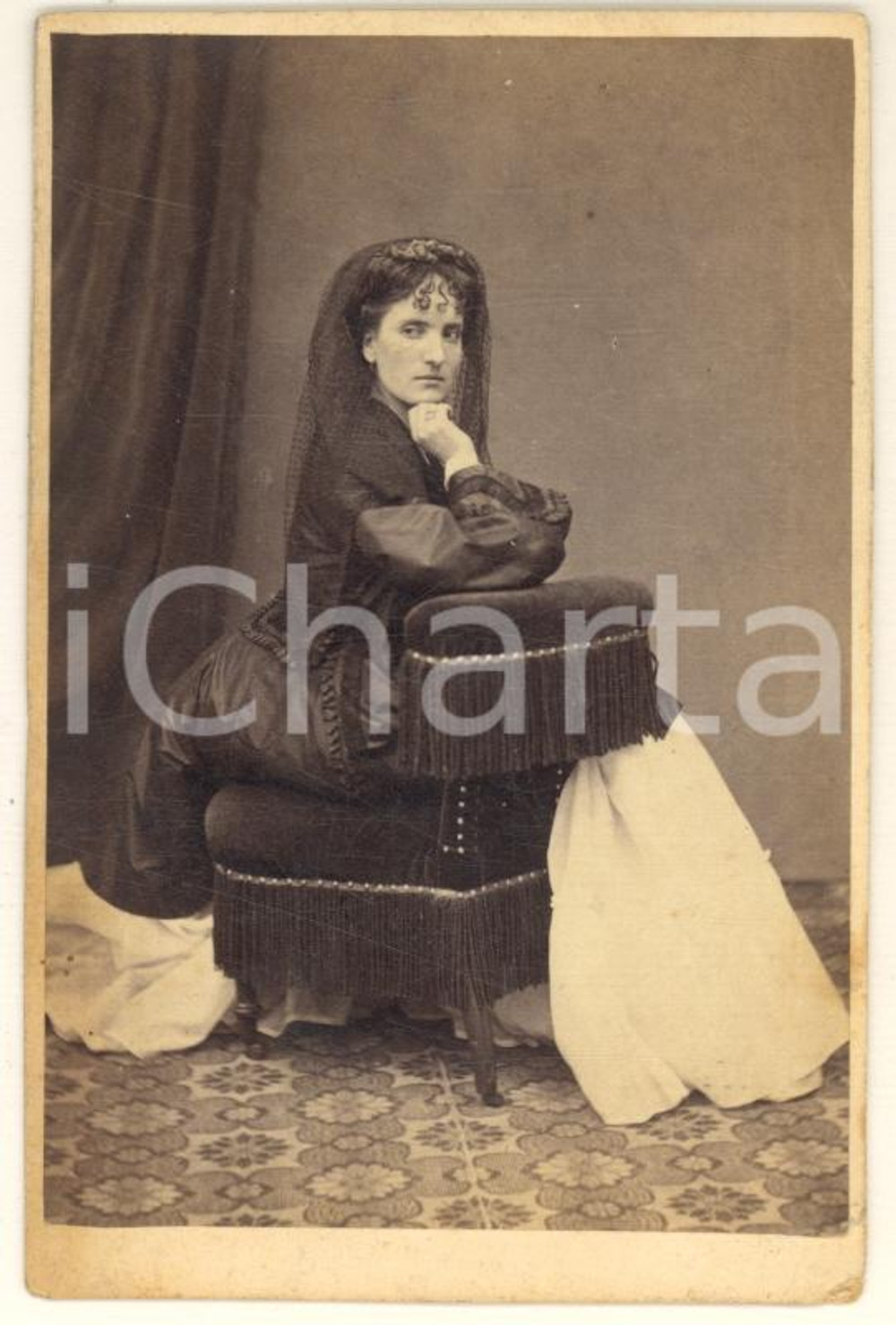 1870 ca MILANO Ernestina CORDA PECCHIO vestita a lutto - Ritratto *Foto CDV Fotografia originale d'epoca, montata su cartoncino morbido. Didascalia manoscritta al verso.FOTOGRAFO: Giulio Rossi - Milano CONDIZIONI:POOR/danneggiato piegature angolariFORMATO: 6x10 cm originale e autentica 1