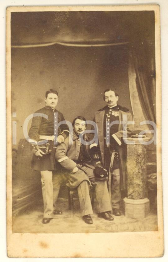 1870 ca RISORGIMENTO GARIBALDINI Tre Cacciatori delle Alpi - Foto P. FIORENTINI Fotografia originale d'epoca, su cartoncino morbido. Sono ritratti tre garibaldini, nella divisa dei Cacciatori delle Alpi: un sergente al centro con cappotto; a sinistra un allievo scelto della Scuola Militare di Fanteria e Cavalleria di Modena, a destra un Capitano del 41° Regg. Fanteria, Brigata Modena.FOTOGRAFO: P. Fiorentini - Bologna / Modena FAIR/discreto fioriture Formato: 6x10 cm originale e autentica 1