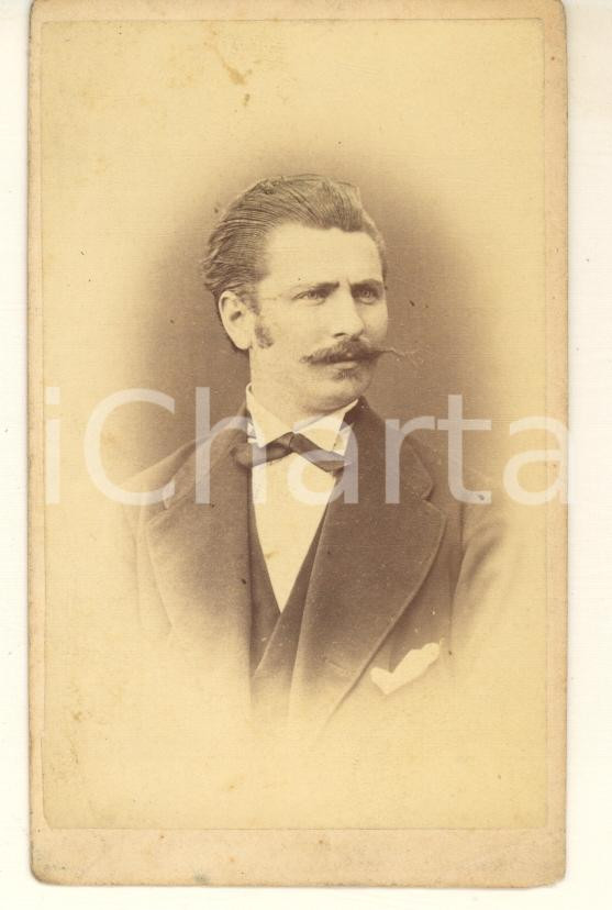 1870 ca RISORGIMENTO Nobile Donato PARATICO - Ritratto *Fotografia CDV Fotografia originale d'epoca, su cartoncino morbido. E' ritratto il nobile bresciano Donato Paratico, noto per avere partecipato alla campagna garibaldina del 1866.FOTOGRAFO: Fotografia Italiana - Bologna FAIR/discreto piegature angolari, lievi graffi e macchie Formato: 6x10 cm originale e autentica 1