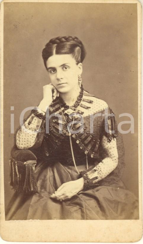 1870 ca BOLOGNA Marchesa Anna BOSCHI PARATICO - Ritratto *Foto DEROCHE CDV Fotografia originale d'epoca, su cartoncino morbido, che ritrae la nobildonna bolognese Anna Boschi, moglie di Gervasio Lantieri di Paratico. Didascalia manoscritta al verso.FOTOGRAFO: Deroche - Bologna GOOD/buono  Formato: 6x10 cm originale e autentica 1