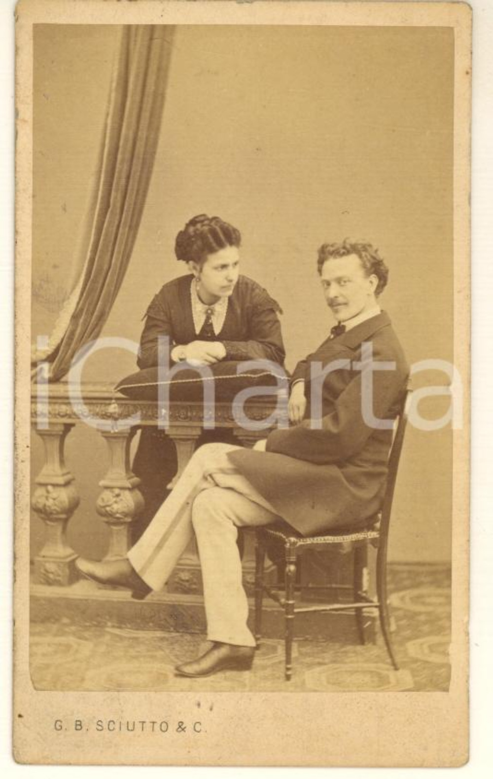 1870 ca RISORGIMENTO Garibaldino Oreste BRONZETTI con la moglie *Foto CDV (1) Fotografia originale d'epoca, su cartoncino morbido, che ritrae il patriota e garibaldino Oreste Bronzetti con la moglie, Caterina Maffezzoli.FOTOGRAFO: Giovanni Battista Sciutto - Genova FAIR/discreto lievi abrasioni al verso Formato: 6x10 cm originale e autentica 1