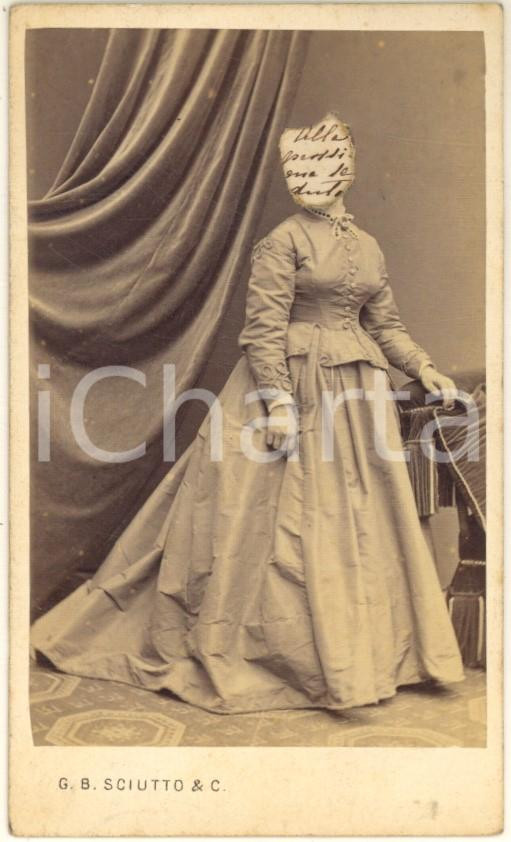 1870 ca Caterina MAFFEZZOLI BRONZETTI (?) - Ritratto con messaggio segreto *Foto Fotografia originale d'epoca, su cartoncino morbido, che con ogni probabilità ritrae Caterina Maffezzoli, moglie del patriota e garibaldino Oreste Bronzetti.La parte che ritraeva la testa della donna è stata asportata per mostrare il messaggio sottostante, relativo a un futuro appuntamento, che era stato applicato curiosamente al verso.FOTOGRAFO: Giovanni Battista Sciutto - Genova GOOD/buono  Formato: 6x10 cm originale e autentica 1