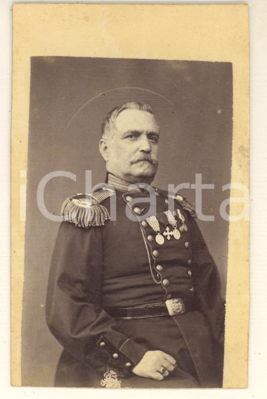 1870 ca RISORGIMENTO Filippo BONDURI garibaldino *Foto con AUTOGRAFO Fotografia originale d'epoca, su cartoncino morbido, che ritrae il garibaldino Filippo Bonduri, capitano comandante dei Cacciatori delle Alpi e amico dei fratelli Bronzetti.La dedica al verso, infatti, è per Caterina Maffezzoli, moglie di Oreste Bronzetti.FOTOGRAFO: Andrea Premi - Mantova VERY POOR/gravemente danneggiato rifilata al margine inferiore Formato: 6x10 cm originale e autentica 1