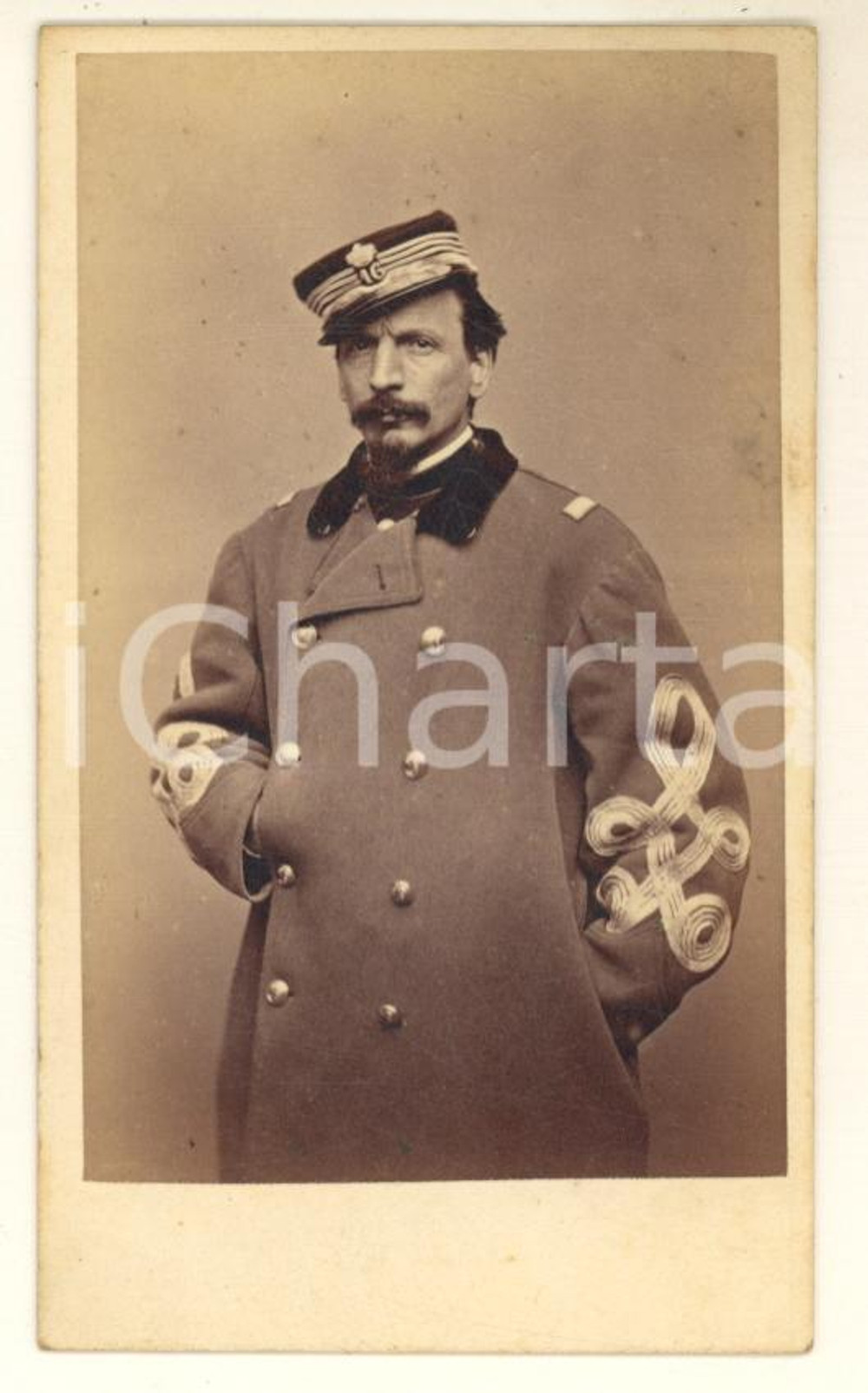 1870 ca RISORGIMENTO Giovanni FERRARI garibaldino in divisa *Foto G. TRAININI Fotografia originale d'epoca, su cartoncino morbido, che ritrae il garibaldino Giovanni Ferrari.La dedica al verso è per l'amico patriota Basilio Maffezzoli (Caterina Maffezzoli aveva spostato il garibaldino Oreste Bronzetti).FOTOGRAFO: G. Trainini - Brescia GOOD/buono  Formato: 6x10 cm originale e autentica 1
