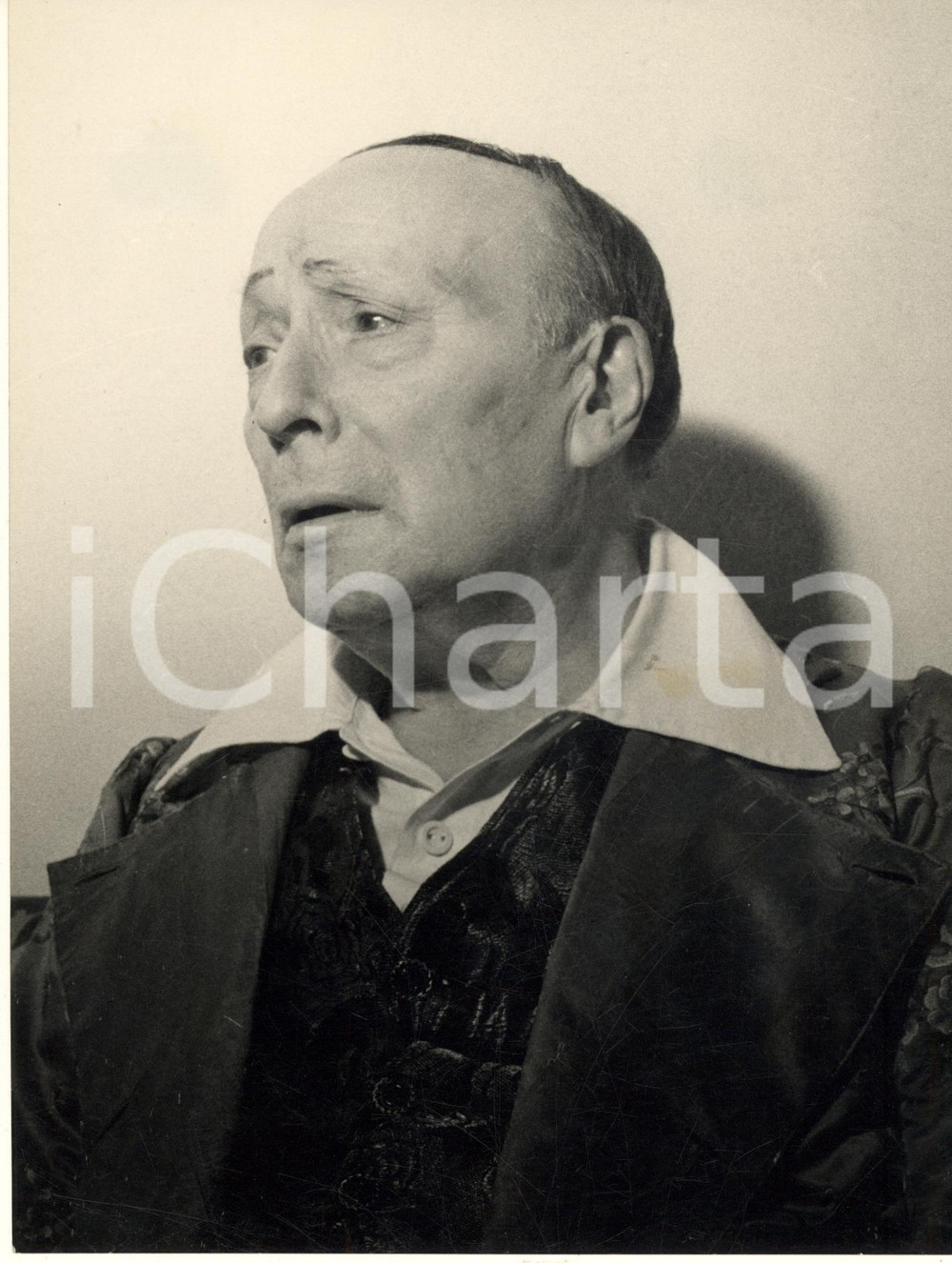 1950 ca TEATRO Attore Ruggero RUGGERI - Ritratto (2) Foto 18x24 cm Fotografia originale d'epoca. FAIR/discreto graffi e lievi piegature angolari; residuo cartaceo al verso Formato: 18x24 cm originale e autentica 1