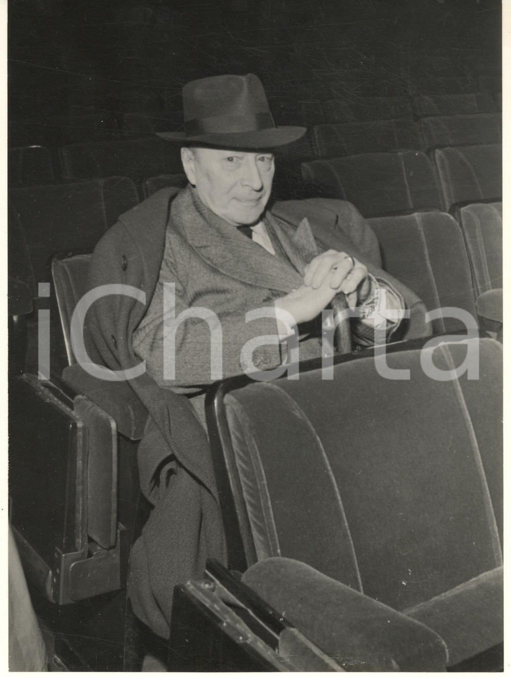 1950 ca TEATRO Attore Ruggero RUGGERI - Ritratto (3) Foto 18x24 cm Fotografia originale d'epoca. FAIR/discreto lievi graffi; difetti di stampa; piegature al lato inferiore e residui cartacei al verso Formato: 18x24 cm originale e autentica 1