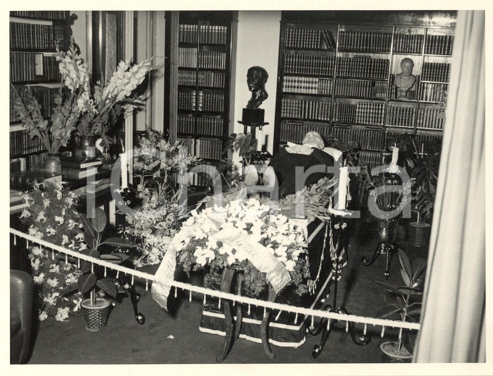 1953 MILANO Attore Ruggero RUGGERI sul letto di morte nella sua casa *Foto Fotografia originale d'epoca. FAIR/discreto residui cartacei al verso Formato: 24x18 cm originale e autentica 1