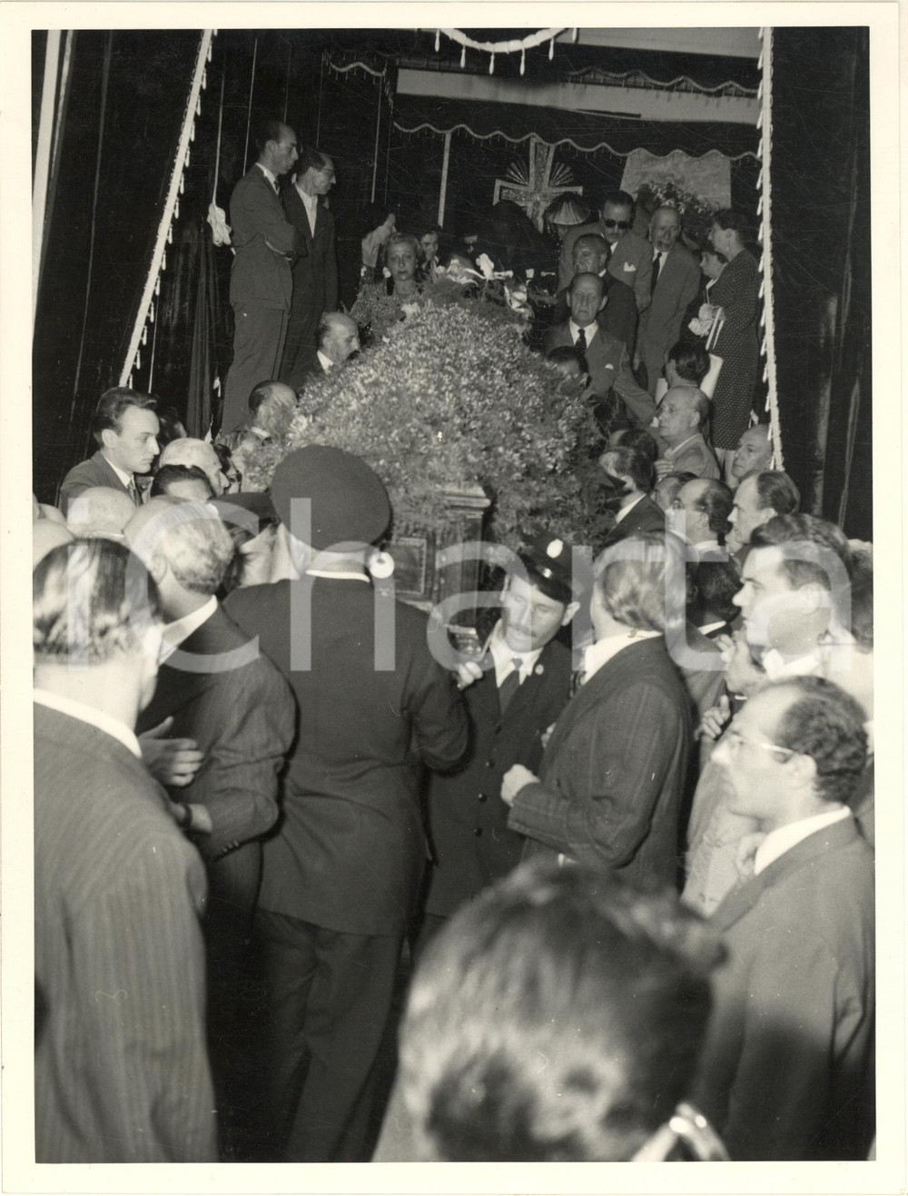 1953 MILANO Chiesa S. Alessandro - Funerali attore Ruggero RUGGERI *Foto (2) Fotografia originale d'epoca. FAIR/discreto residui cartacei al verso; minimi difetti di stampa Formato: 18x24 cm originale e autentica 1