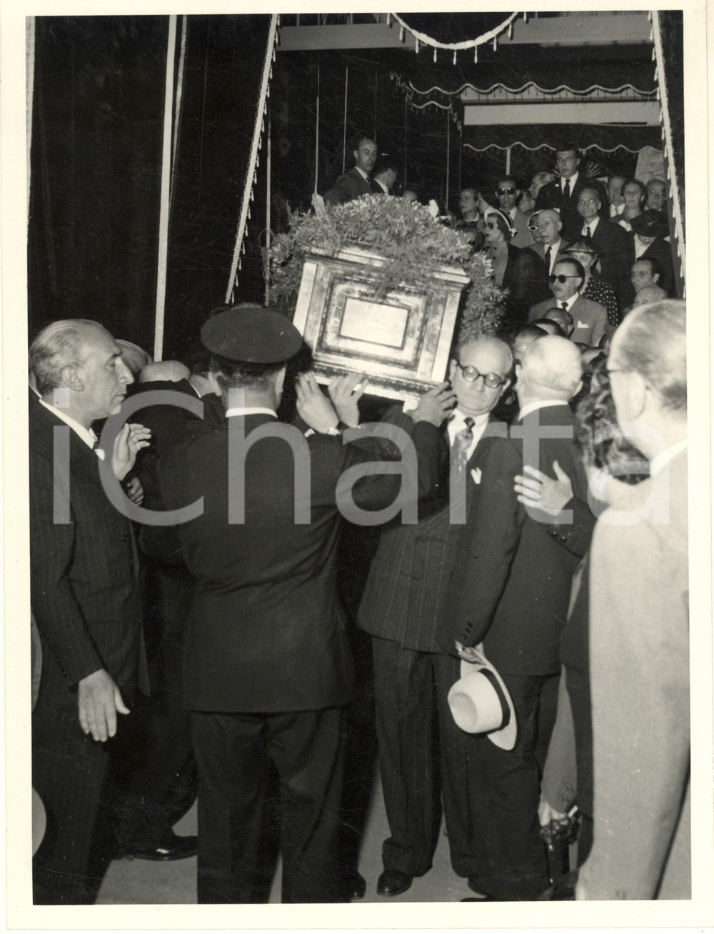 1953 MILANO Chiesa S. Alessandro - Funerali attore Ruggero RUGGERI *Foto (3) Fotografia originale d'epoca. FAIR/discreto residui cartacei al verso; minimi graffi e difetti di stampa Formato: 18x24 cm originale e autentica 1
