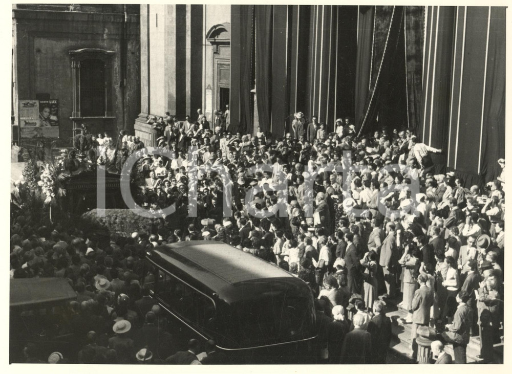 1953 MILANO Chiesa S. Alessandro - Funerali attore Ruggero RUGGERI *Foto (4) Fotografia originale d'epoca. FAIR/discreto residui cartacei al verso Formato: 24x18 cm originale e autentica 1