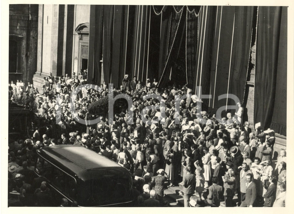 1953 MILANO Chiesa S. Alessandro - Funerali attore Ruggero RUGGERI *Foto (5) Fotografia originale d'epoca. FAIR/discreto residui cartacei al verso; graffi Formato: 24x18 cm originale e autentica 1