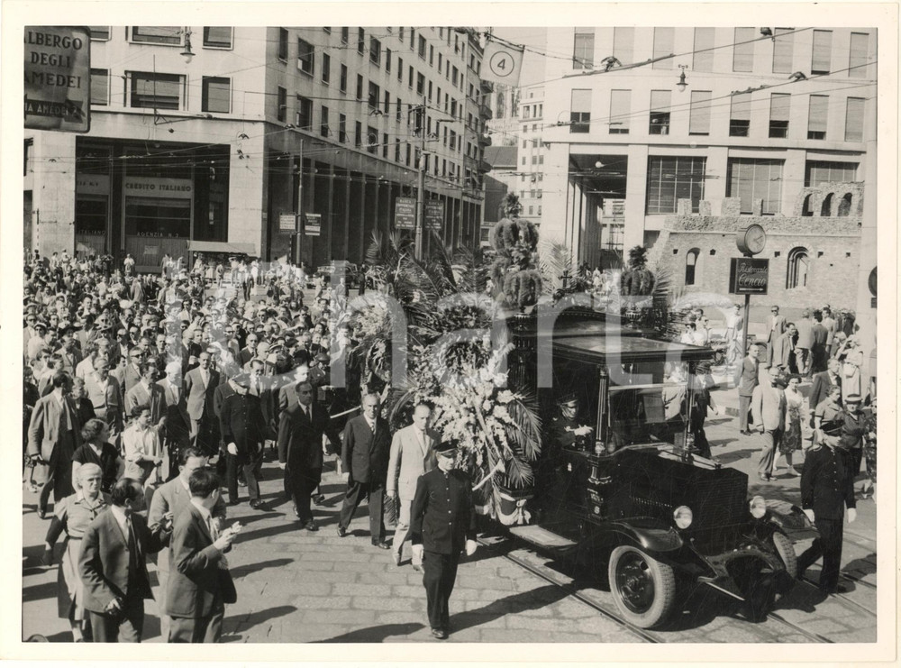 1953 MILANO Piazza Missori - Corteo funebre attore Ruggero RUGGERI *Foto (1) Fotografia originale d'epoca. FAIR/discreto lievi graffi; residui cartacei al verso Formato: 24x18 cm originale e autentica 1