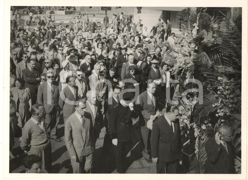 1953 MILANO Piazza Missori - Corteo funebre attore Ruggero RUGGERI *Foto (2) Fotografia originale d'epoca. FAIR/discreto lievi graffi; residui cartacei al verso; lievi ondulature Formato: 24x18 cm originale e autentica 1