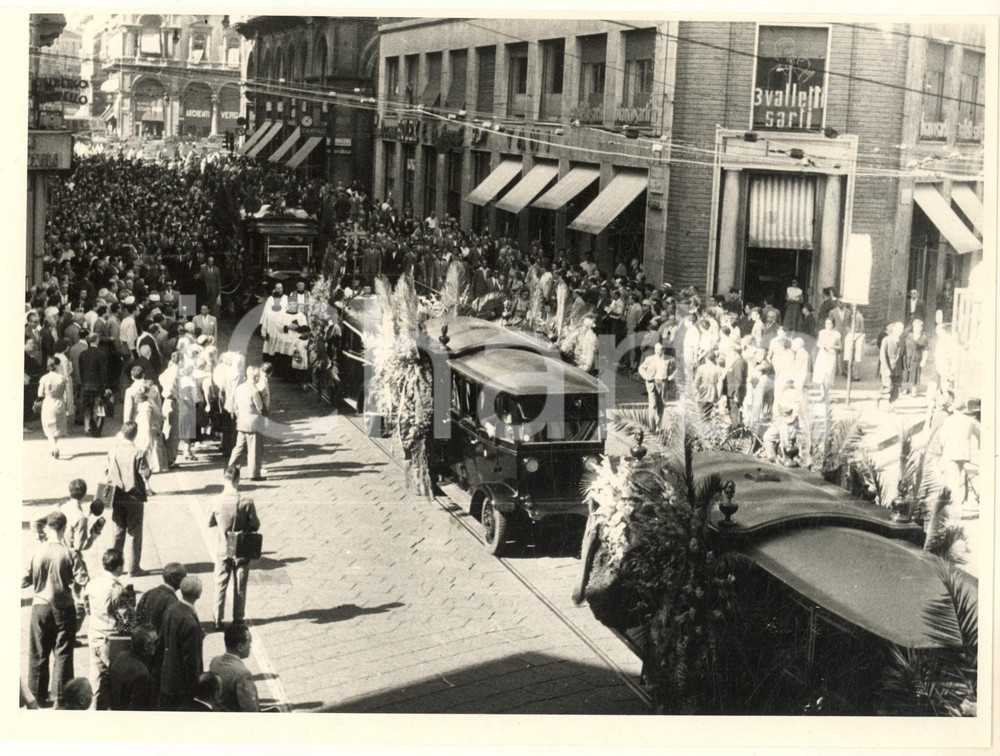 1953 MILANO via Mazzini - Corteo funebre attore Ruggero RUGGERI *Foto (1) Fotografia originale d'epoca. FAIR/discreto lievi graffi; residui cartacei al verso Formato: 24x18 cm originale e autentica 1