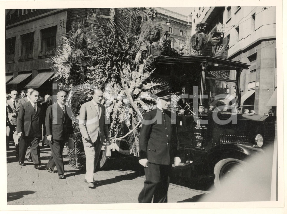1953 MILANO via Mazzini - Corteo funebre attore Ruggero RUGGERI *Foto (5) Fotografia originale d'epoca. FAIR/discreto lievi graffi; residui cartacei al verso; lievi ondulature Formato: 24x18 cm originale e autentica 1