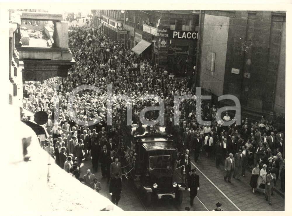 1953 MILANO via Mazzini - Corteo funebre attore Ruggero RUGGERI *Foto (6) Fotografia originale d'epoca. FAIR/discreto lievi graffi; residui cartacei al verso; lievi residui di polvere al recto Formato: 24x18 cm originale e autentica 1