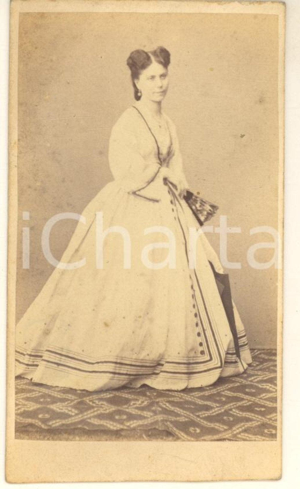 1870 ca MILANO Ernestina CORDA PECCHIO in abito bianco - Ritratto *Foto CDV (1) Fotografia originale d'epoca, montata su cartoncino morbido. Non è indicato il fotografo, ma è presente al verso il timbro con il nome della famiglia Pecchio e il suo motto latino “orior ex luce” ("nasco dalla luce"). GOOD/buono  Formato: 6x10 cm originale e autentica 1