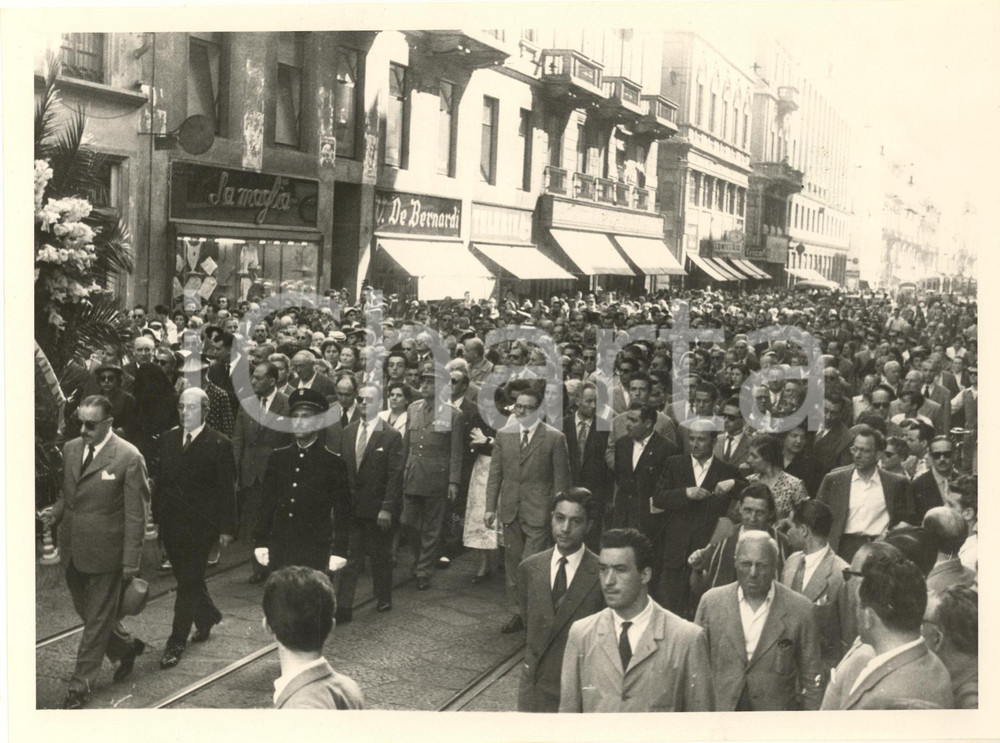 1953 MILANO via Mazzini - Corteo funebre attore Ruggero RUGGERI *Foto (7) Fotografia originale d'epoca. FAIR/discreto lievi graffi; residui cartacei al verso Formato: 24x18 cm originale e autentica 1