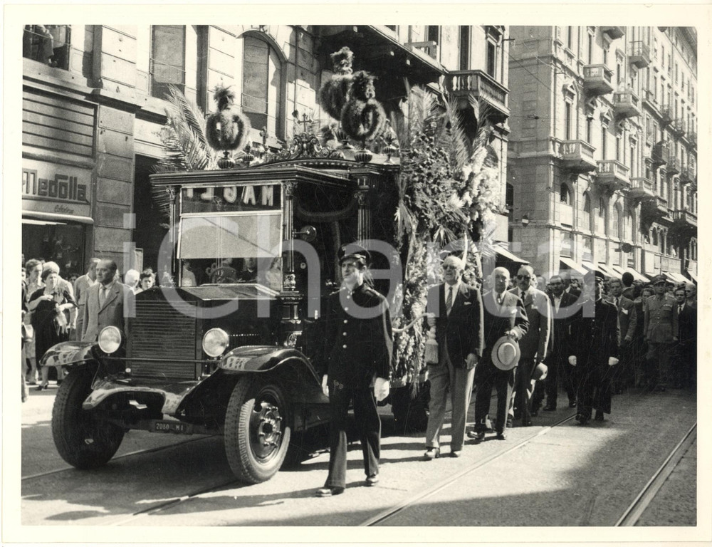1953 MILANO via Mazzini - Corteo funebre attore Ruggero RUGGERI *Foto (8) Fotografia originale d'epoca. FAIR/discreto lievi graffi; residui cartacei al verso Formato: 24x18 cm originale e autentica 1