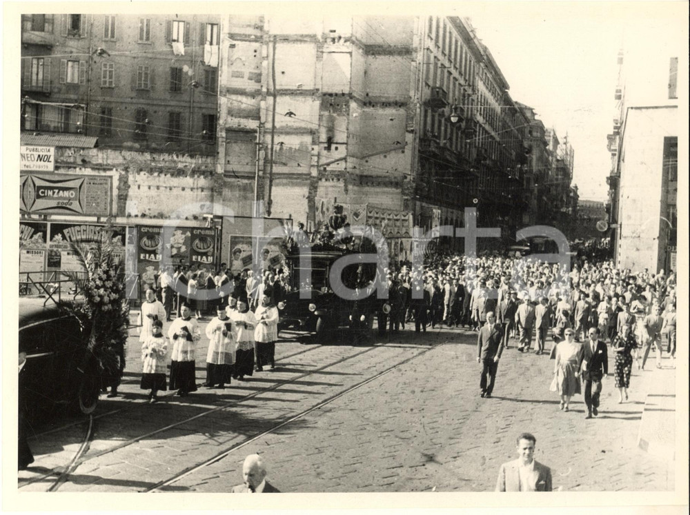 1953 MILANO MISSORI - Corteo funebre attore Ruggero RUGGERI *Foto (1) Fotografia originale d'epoca. FAIR/discreto lievi graffi; residui cartacei al verso Formato: 24x18 cm originale e autentica 1
