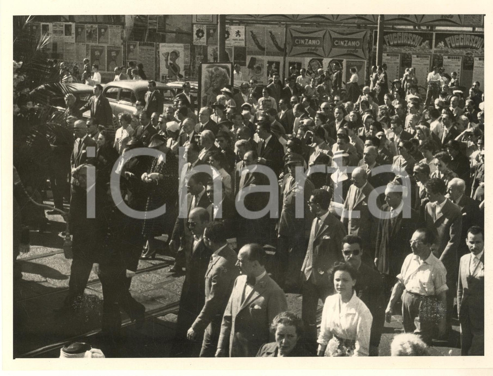 1953 MILANO MISSORI - Corteo funebre attore Ruggero RUGGERI *Foto (3) Fotografia originale d'epoca. FAIR/discreto lievi graffi; residui cartacei al verso; lievi residui di polvere Formato: 24x18 cm originale e autentica 1