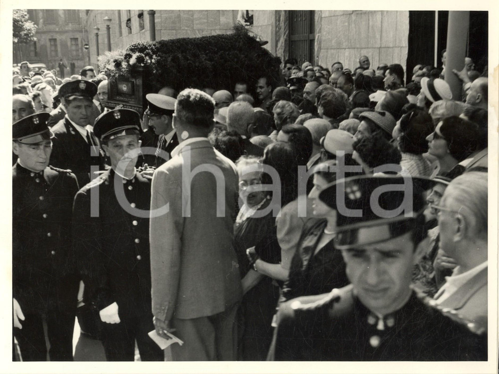 1953 MILANO via Borromei - Corteo funebre attore Ruggero RUGGERI *Foto (1) Fotografia originale d'epoca. POOR/danneggiato graffi; difetti di stampa; residui cartacei, macchie e abrasione al verso Formato: 24x18 cm originale e autentica 1