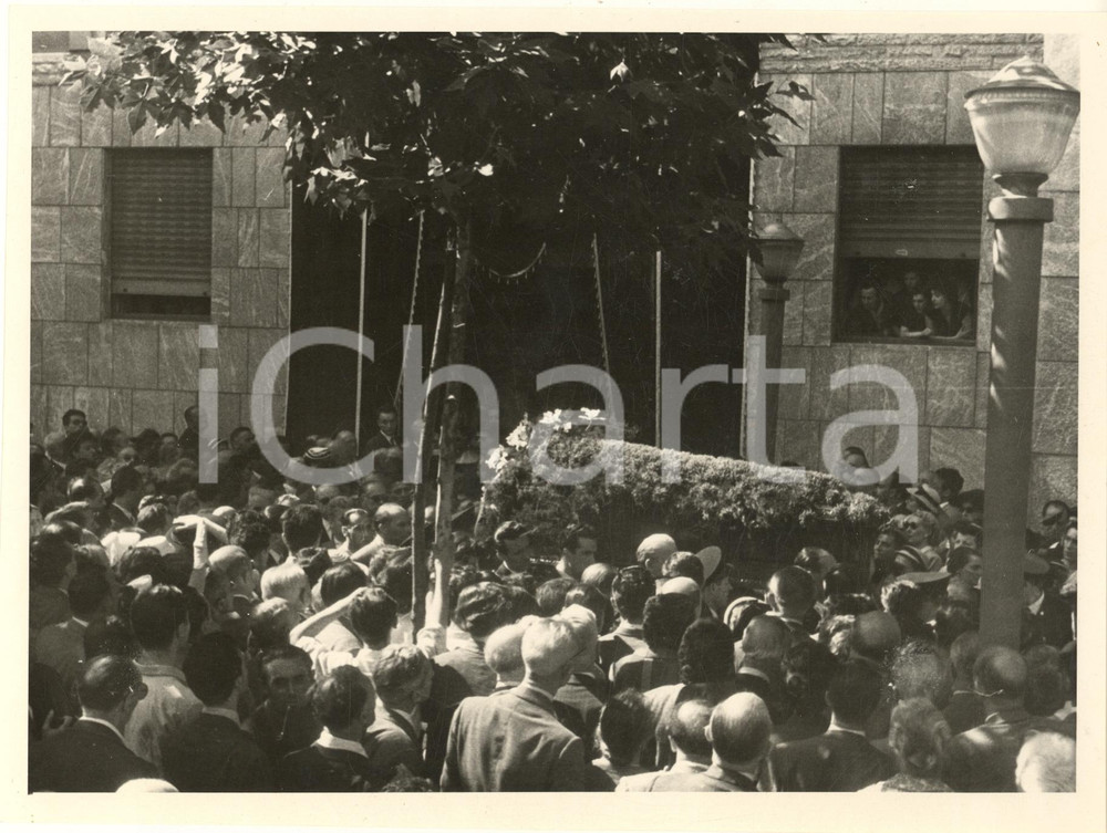 1953 MILANO via Borromei - Corteo funebre attore Ruggero RUGGERI *Foto (2) Fotografia originale d'epoca. FAIR/discreto graffi; difetti di stampa; residui cartacei al verso Formato: 24x18 cm originale e autentica 1