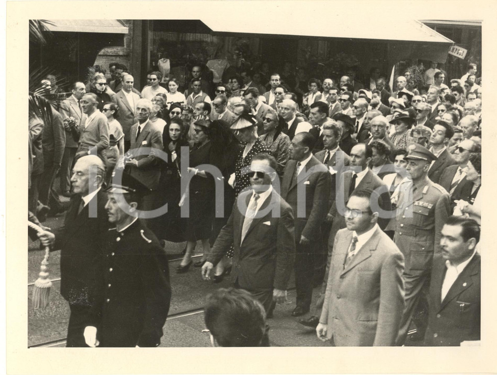 1953 MILANO Funerali attore Ruggero RUGGERI - Corteo *Fotografia (1) Fotografia originale d'epoca. POOR/danneggiato difetti di stampa; residui cartacei al verso Formato: 24x18 cm originale e autentica 1