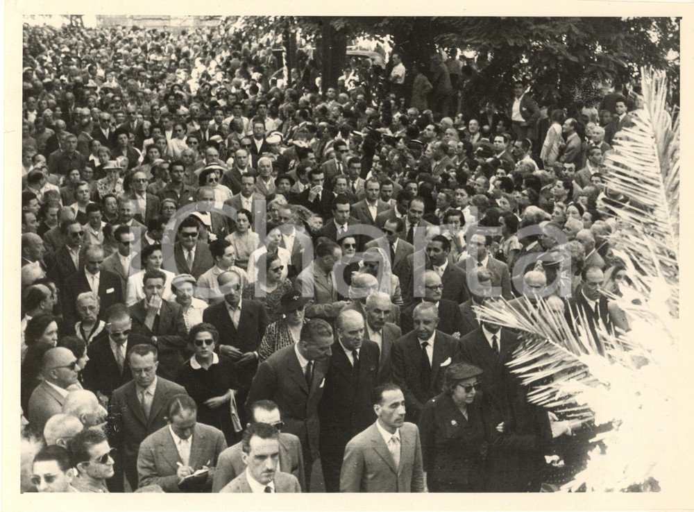 1953 MILANO Funerali attore Ruggero RUGGERI - Corteo *Fotografia (2) Fotografia originale d'epoca. POOR/danneggiato difetti di stampa; residui cartacei al verso Formato: 24x18 cm originale e autentica 1