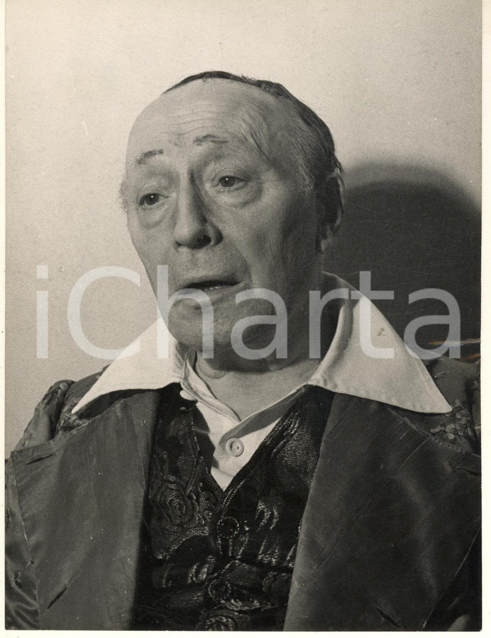 1950 ca TEATRO Attore Ruggero RUGGERI - Ritratto (4) Foto 18x24 cm Fotografia originale d'epoca. POOR/danneggiato piegatura marginale; sovraimpressione di una scritta ; residuo cartaceo al verso Formato: 18x24 cm originale e autentica 1