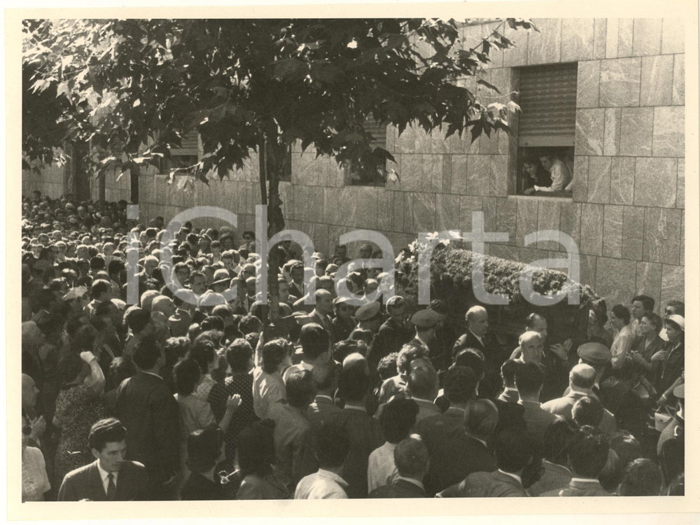 1953 MILANO via Borromei - Corteo funebre attore Ruggero RUGGERI *Foto (4) Fotografia originale d'epoca. FAIR/discreto graffi; difetti di stampa; residui cartacei al verso Formato: 24x18 cm originale e autentica 1