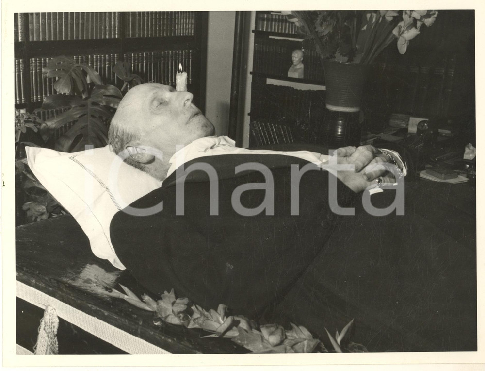 1953 MILANO Attore Ruggero RUGGERI sul letto di morte nella sua casa *Foto (1) Fotografia originale d'epoca. FAIR/discreto residui cartacei al verso Formato: 24x18 cm originale e autentica 1