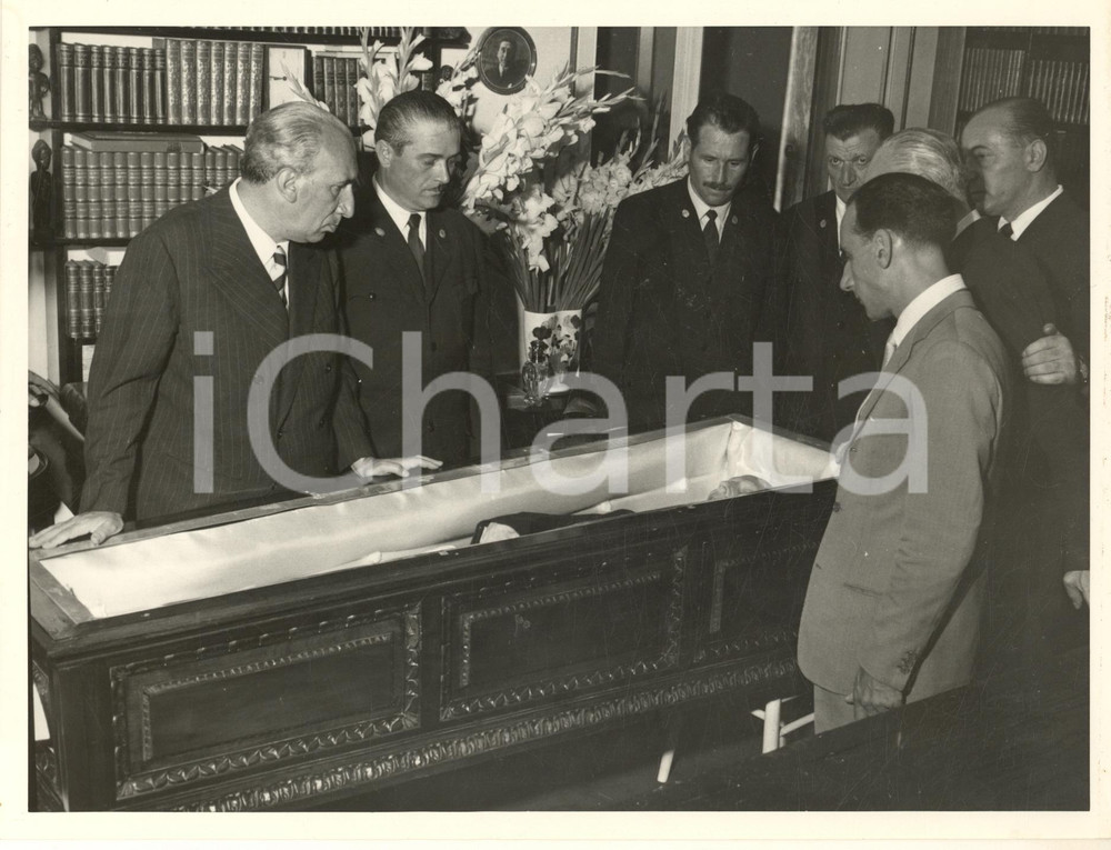 1953 MILANO Funerali attore Ruggero RUGGERI - Chiusura della bara *Foto (1) Fotografia originale d'epoca. FAIR/discreto residui cartacei al verso; graffi; lievi macchie in trasparenza Formato: 24x18 cm originale e autentica 1