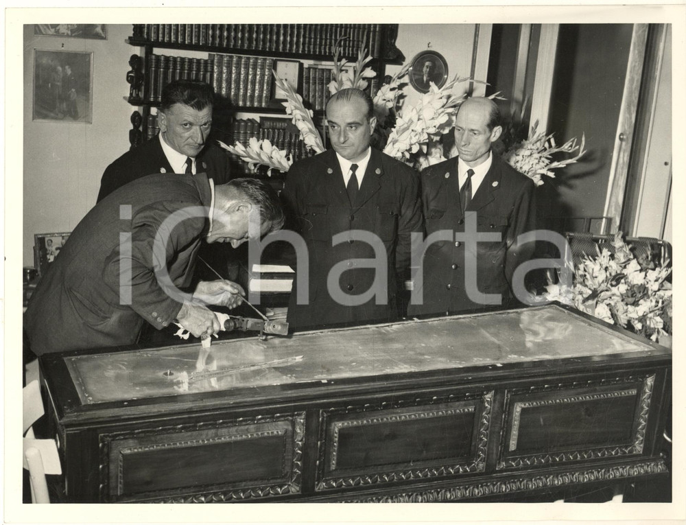 1953 MILANO Funerali attore Ruggero RUGGERI - Chiusura della bara *Foto (2) Fotografia originale d'epoca. FAIR/discreto residui cartacei al verso; graffi Formato: 24x18 cm originale e autentica 1