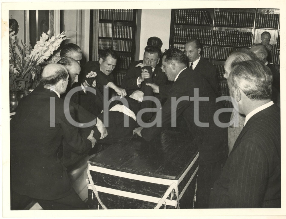 1953 MILANO Funerali attore Ruggero RUGGERI - Preparazione della salma *Foto Fotografia originale d'epoca. FAIR/discreto residui cartacei e macchie al verso; lievi graffi Formato: 24x18 cm originale e autentica 1