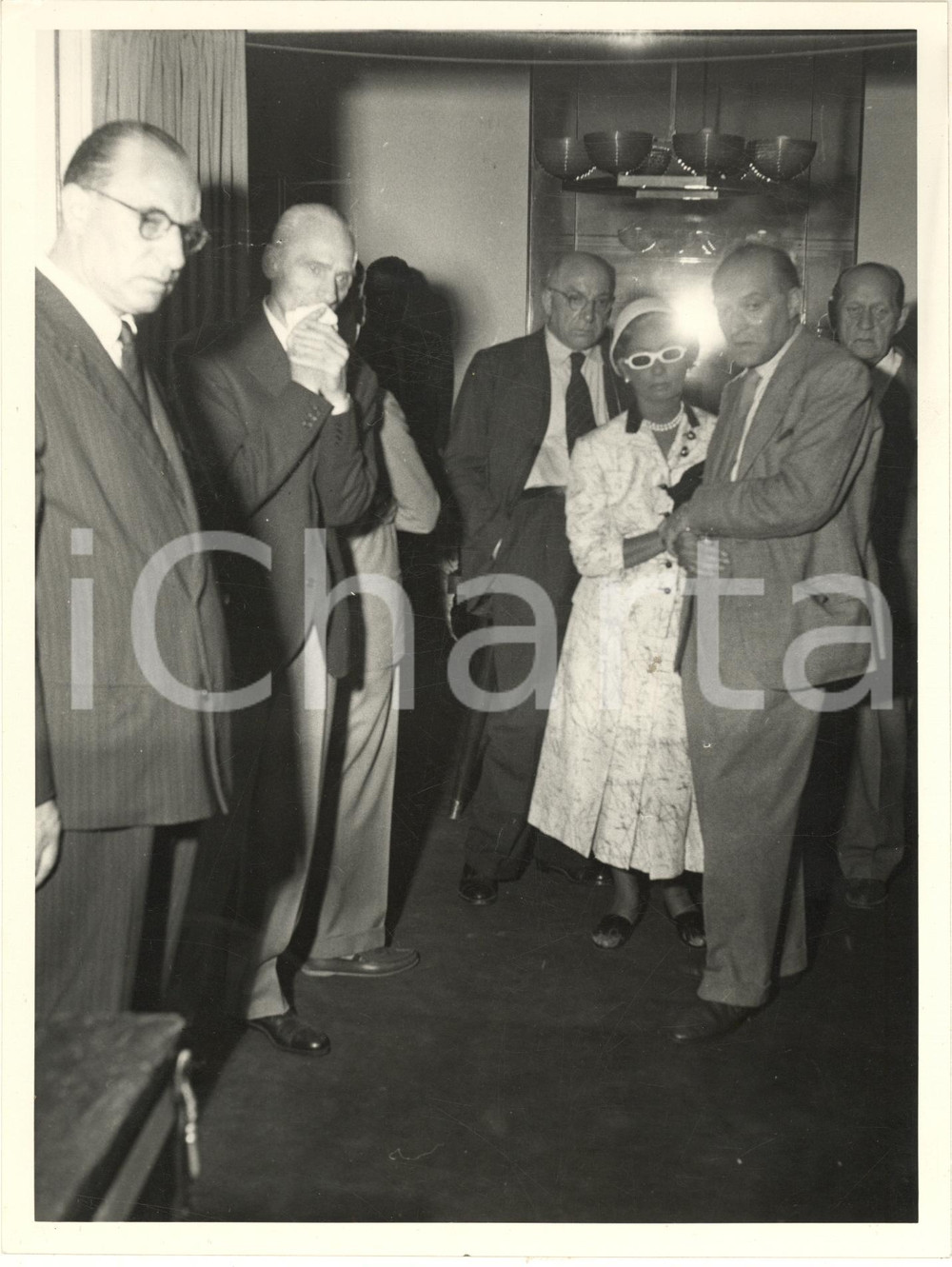 1953 MILANO Funerali attore Ruggero RUGGERI - Camera ardente *Foto (1) Fotografia originale d'epoca. FAIR/discreto residui cartacei al verso; lievi piegature angolari Formato: 18x24 cm originale e autentica 1