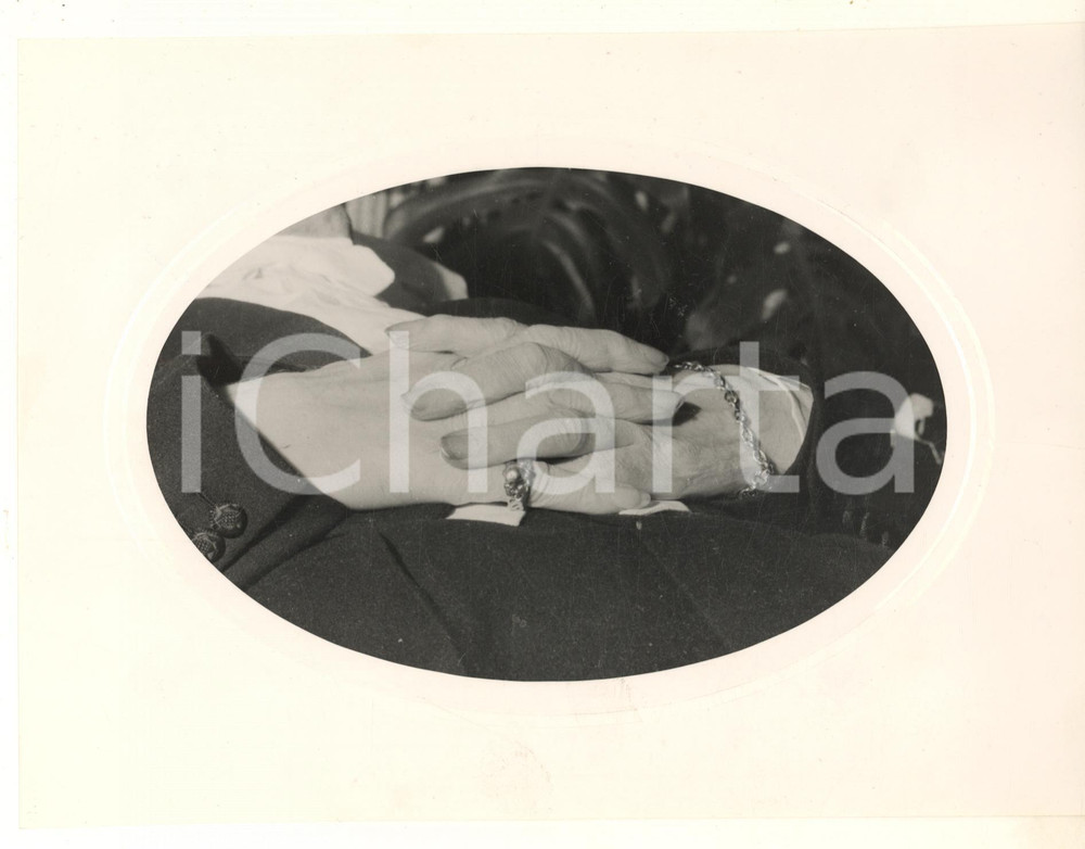 1953 MILANO Morte attore Ruggero RUGGERI - Dettaglio salma - Mani *Foto Fotografia originale d'epoca. FAIR/discreto residui cartacei al verso;  graffi e piegatura al recto; difetti di stampa Formato: 24x18 cm originale e autentica 1