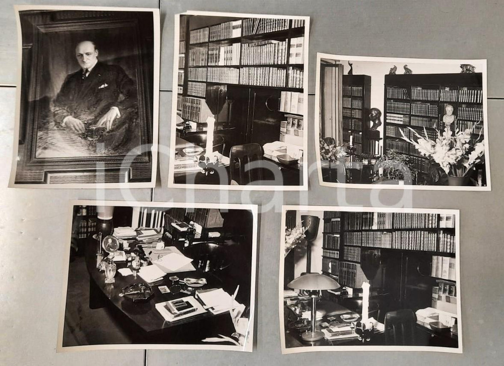 1953 MILANO Morte attore Ruggero RUGGERI - Studio e ritratto *Lotto 5 foto Lotto di 5 fotografie originali d'epoca, scattate nello studio e nella casa del celebre attore Ruggero Ruggeri in occasione del suo funerale. FAIR/discreto residui cartacei al verso; graffi; mancanza angolare a una delle fotografie Formato: 24x18 cm originale e autentica 1