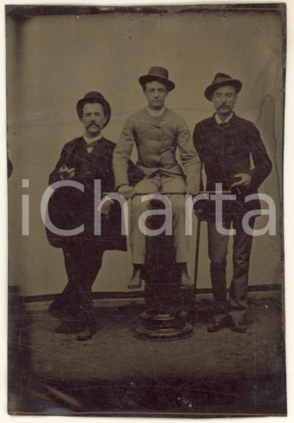 1890 ca ITALIA - Gruppo di tre uomini - Ritratto - Foto FERROTIPIA 6x9 cm Fotografia d'epoca, su lastra metallica. FAIR/discreto lievi sbrecciature e difetti marginali Formato: 6x9 cm originale e autentica 1
