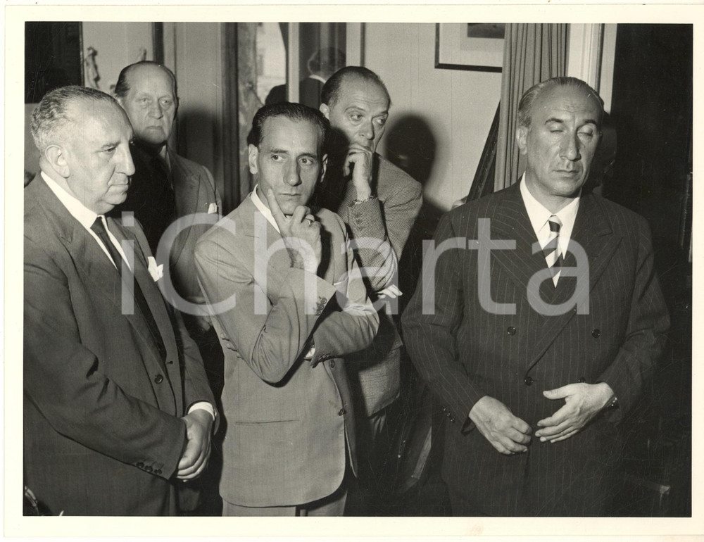 1953 MILANO Funerali attore Ruggero RUGGERI - Camera ardente *Foto (2) Fotografia originale d'epoca. FAIR/discreto residui cartacei al verso; difetti di stampa Formato: 24x18 cm originale e autentica 1