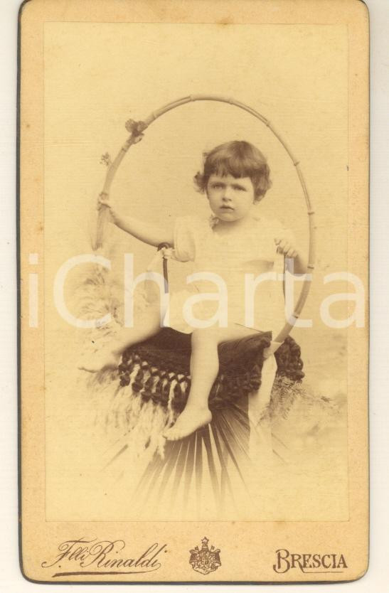 1900 ca BRESCIA Bambina con il cerchio - Ritratto - Foto F.lli RINALDI CDV Fotografia originale d'epoca, su cartoncino rigido. GOOD/buono  Formato: 6x10 cm originale e autentica 1
