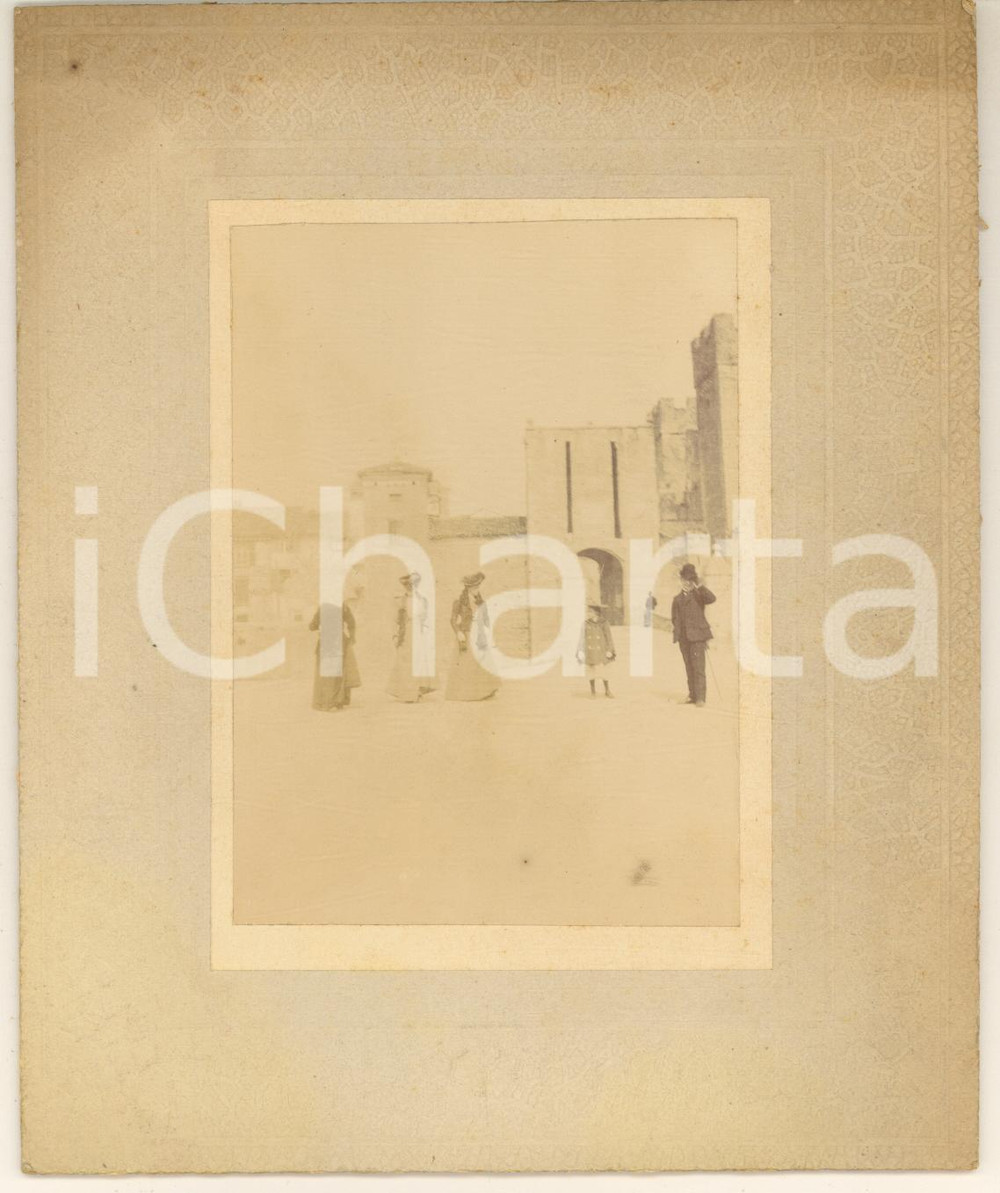 1890 ca SIRMONE Ingresso del Castello - Escursionisti - Foto RARA 14x17 cm Fotografia originale d'epoca, su cartoncino rigido. GOOD/buono  Formato: 14x17 cm originale e autentica 1