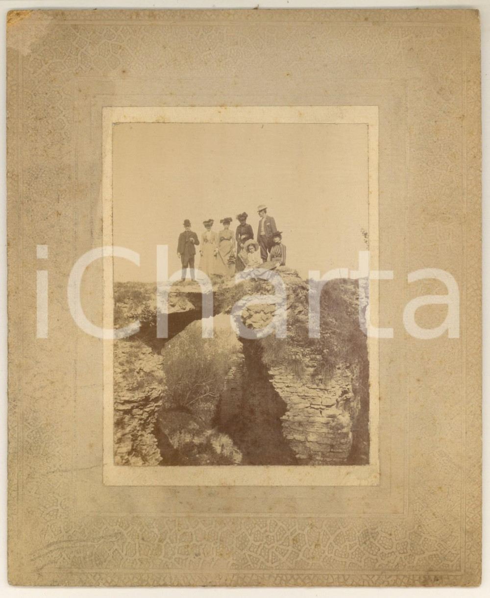 1890 ca SIRMONE - Grotte di Catullo - Escursionisti - Fotografia 14x17 (1) Fotografia originale d'epoca, su cartoncino rigido. GOOD/buono lieve abrasione al cartoncino Formato: 14x17 cm originale e autentica 1