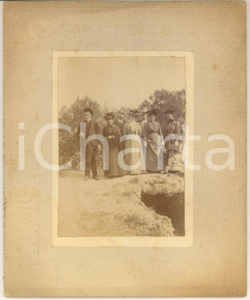 1890 ca SIRMONE - Grotte di Catullo - Escursionisti - Fotografia 14x17 (2) Fotografia originale d'epoca, su cartoncino rigido. GOOD/buono  Formato: 14x17 cm originale e autentica 1